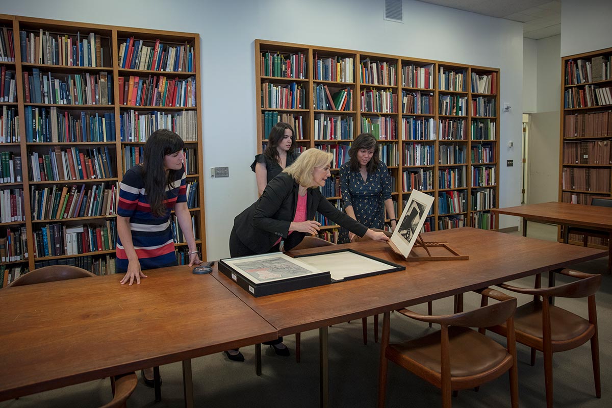 Carmen Bambach con il personale del Metropolitan Museum of Art.