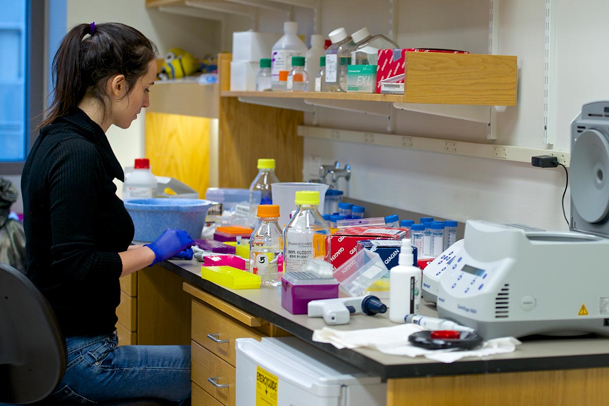 Silvi Rouskin working a lab bench in 2015.