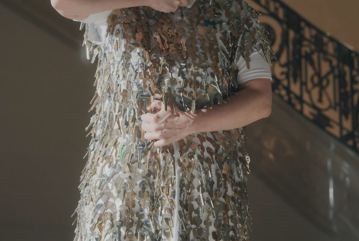 A close-up of the house-keys on the dress.
