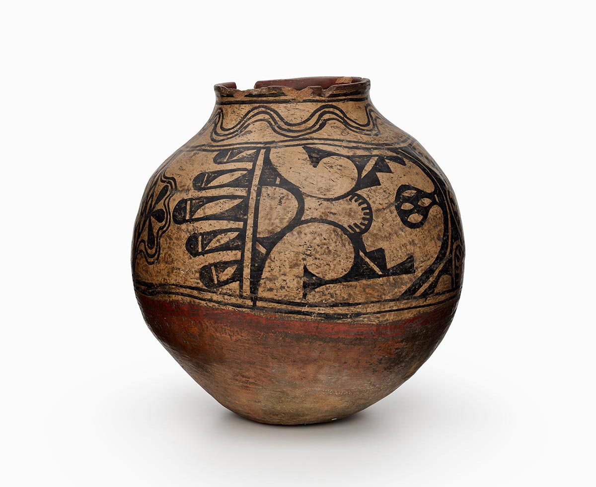 A storage jar with a winding four-leaf motif.