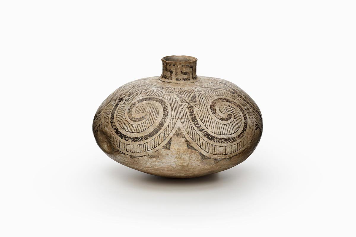 A Mogollon-Ancestral Puebloan jar decorated with gray geometric patterns.