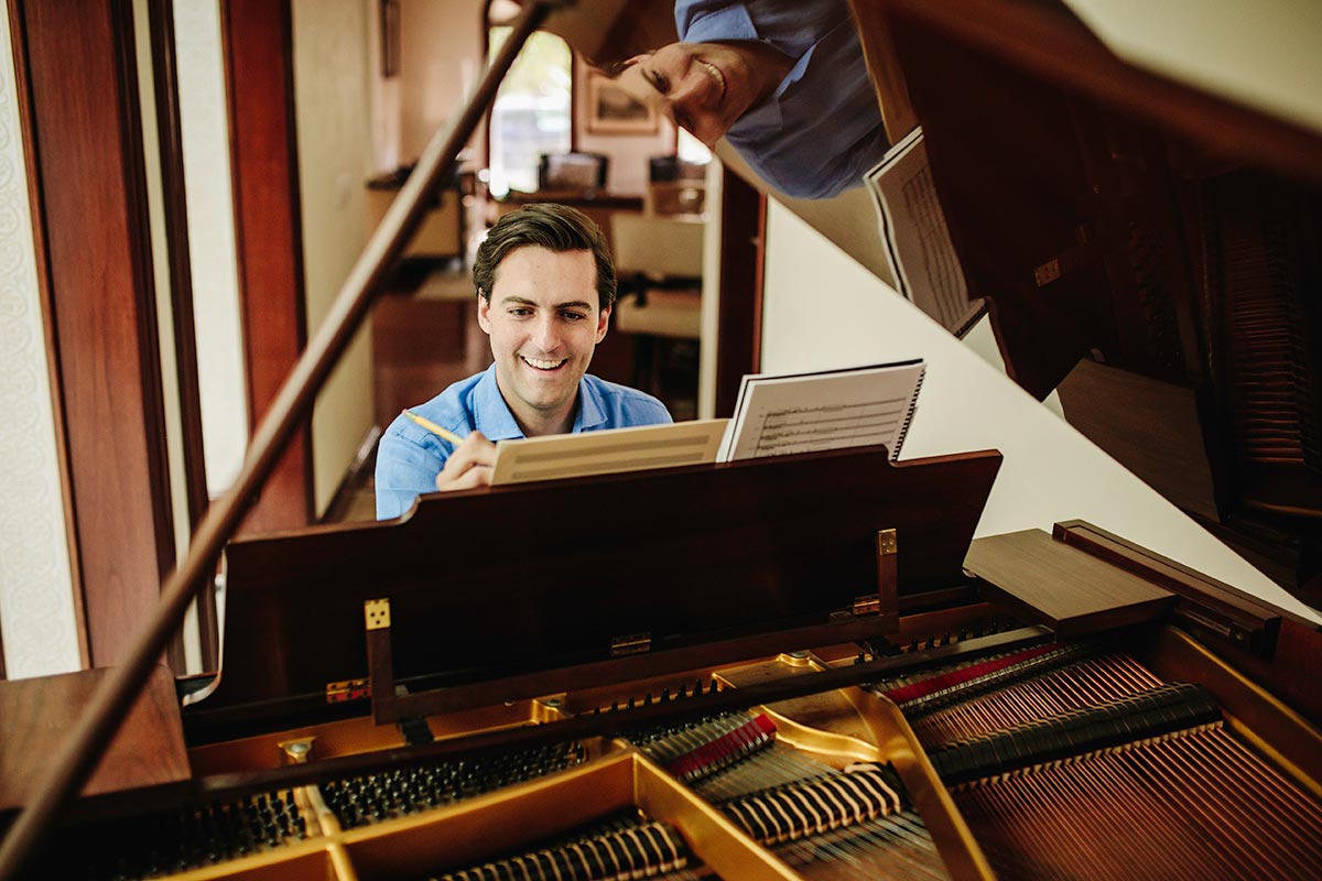 Juan Pablo Contreras playing music at a grand piano.
