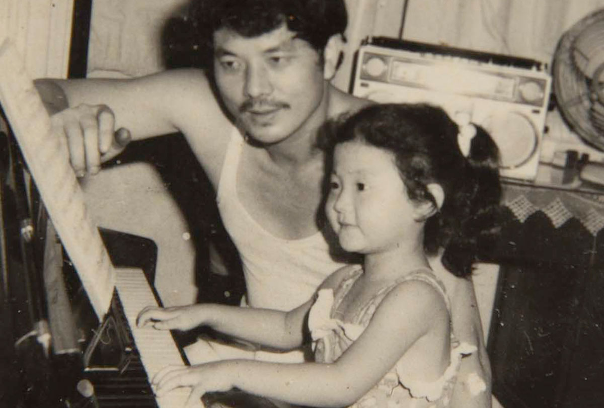 Du Yun as a child, playing the piano with her father.
